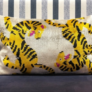 Oreiller ikat tigre jaune | Coussin tribal en velours de soie | Coussin décoratif audacieux à imprimé animal | Décoration bohème ouzbek faite main | Housse de coussin ikat en soie