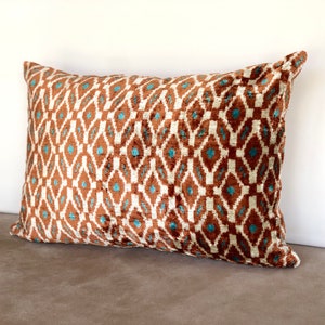 Housse de coussin ikat marron, coussin lombaire ikat, coussin ikat en velours, coussin ikat velours, taie d'oreiller marron, coussin turquoise, coussin ikat en soie image 4