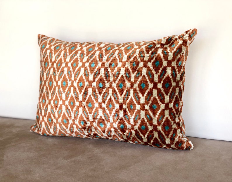 Housse de coussin ikat marron, coussin lombaire ikat, coussin ikat en velours, coussin ikat velours, taie d'oreiller marron, coussin turquoise, coussin ikat en soie image 4