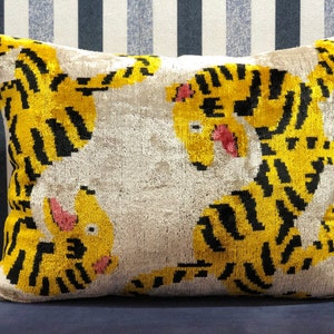 Oreiller fait main en velours ikat tigre : coussin jaune à imprimé animal
