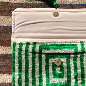 Groene Ikat clutch bag, Ikat Velvet handtas, Boho groene clutch, avondtasje, groene Ikat accessoire tas, stijlvolle groene handtas, bruiloft clutch afbeelding 3