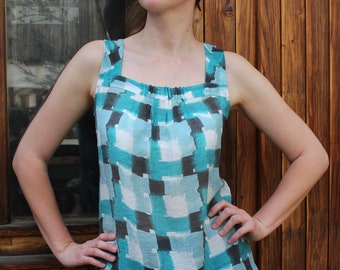 Mouwloze vintage viscoseblouse: turquoise geometrische print, maat M/L