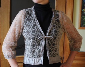 Vintage hand made tie front top Size M / L Light gray beige crop top Lace flower top Floral pattern 3/4 sleeves bolero Original pretty top