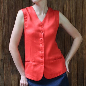 Vintage orange Seidenweste Größe S Vintage Frauenkleidung Tailliert Silhouette Streetwear Stil Weste Klassische Stil Lachs Weste mit Taschen