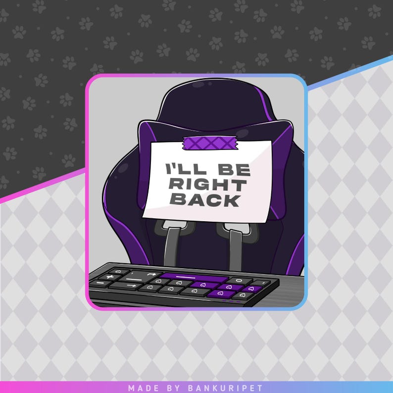 Pu&ograve; includere: Illustrazione di una sedia da gioco viola e nera con un biglietto che dice "I'll Be Right Back". Una tastiera nera con dettagli viola &egrave; di fronte alla sedia. Lo sfondo ha impronte di zampe.