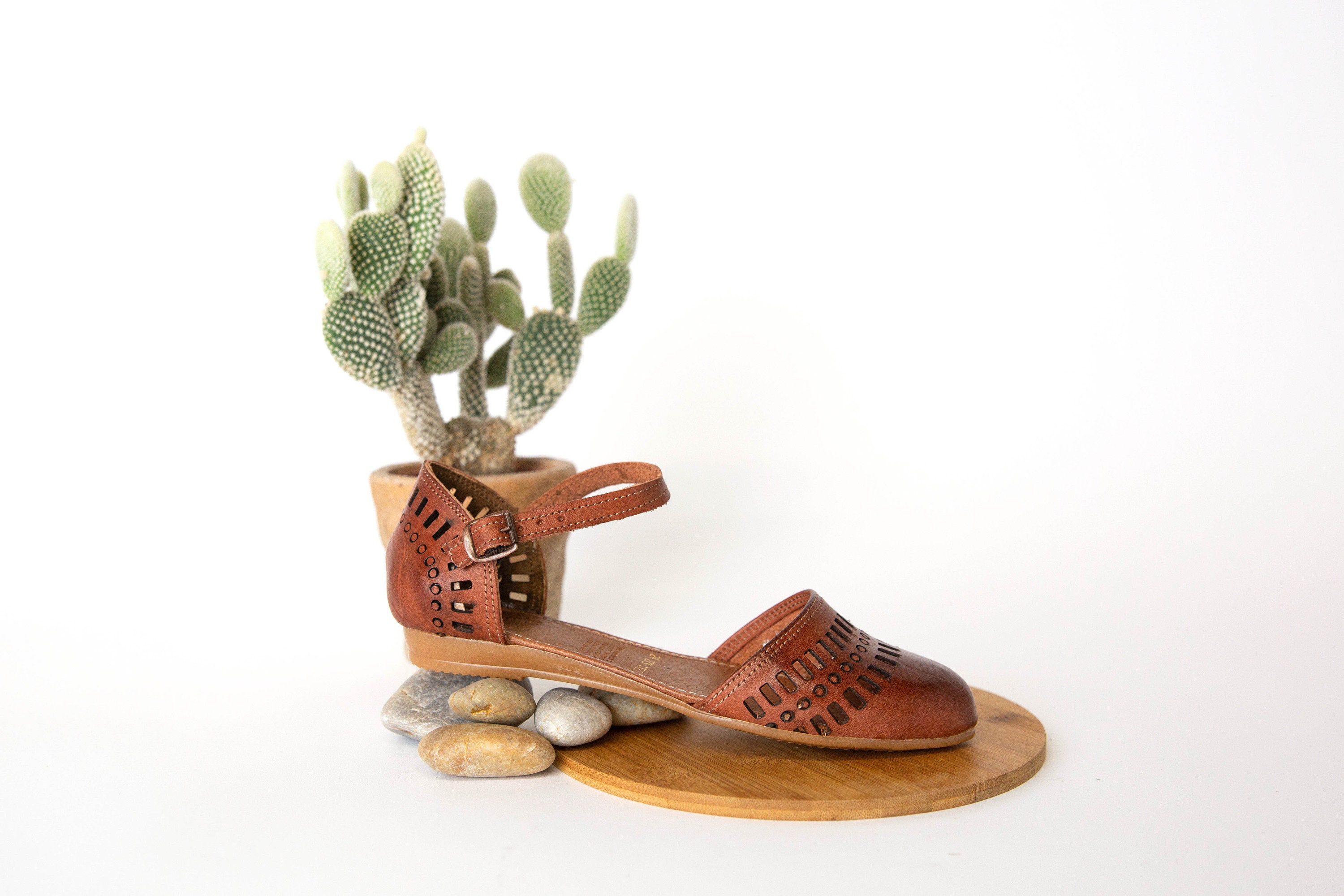 huaraches closed toe