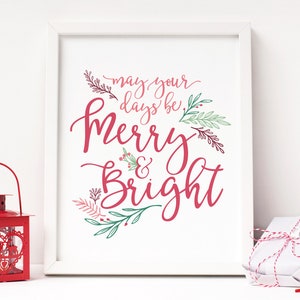Może przedstawiać: Biała rama z nadrukiem z czerwonym i zielonym wzorem kwiatowym i tekstem "May your days be merry & bright".