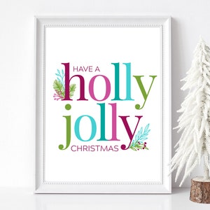 Może przedstawiać: Biały wydruk w ramie z tekstem "Have a holly jolly Christmas" w kolorowych literach z zielonymi, niebieskimi, r&oacute;żowymi i czerwonymi liśćmi i jagodami ostrokrzewu.