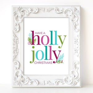Może przedstawiać: Biała oprawa z nadrukiem z tekstem "Have a holly jolly Christmas" w kolorowych literach z zielonymi gałązkami ostrokrzewu.