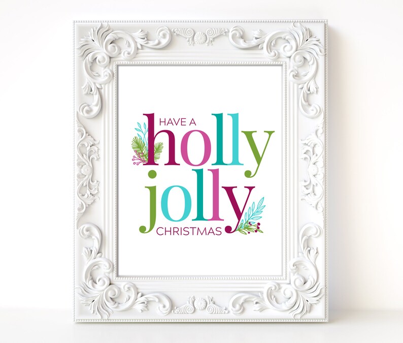 Może przedstawiać: Biała oprawa z nadrukiem z tekstem "Have a holly jolly Christmas" w kolorowych literach z zielonymi gałązkami ostrokrzewu.