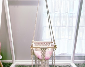 Columpio de macramé para bebé hecho a mano: decoración neutra para habitación infantil