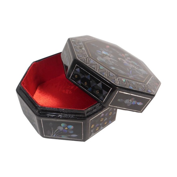 Round Mother of Pearl Inlaid Lacquer Box