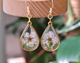 Colar com flor de espinheiro-alvar, símbolo de nascimento de maio; Brincos com flor de espinheiro-alvar prensada, símbolo de nascimento de maio; Colar com pingente de flor em resina; Presente personalizado para ela.