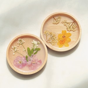 Träunderlägg med pressade blommor och körsbärsblommor, drinkunderlägg med marsblommor, botanisk naturlig heminredning, present till henne