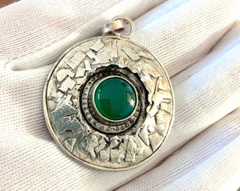 Vintage Style Silver Pendant with chrysoprase cabochon