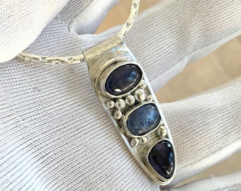 Modern silver pendant with natural tanzanite