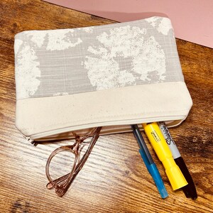 Estuche de lona con cremallera, neceser, neceser, organizador de bolsos, bolso con cremallera en color marfil y gris, funda para pasaporte, bolsa para gadgets, bolsa para baratijas.