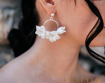 Hoop floral bridal earrings, Floral wedding earrings, flower bridal earrings with white flowers, floral drop earrings