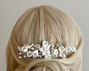 Bridal hair comb with white flowers, bridal hair piece, wedding hair accessories, bridal hair comb with pearls