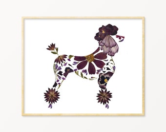 Peut inclure: Une impression encadrée d'un caniche réalisé à partir de fleurs séchées. Le caniche est délimité par des fleurs violettes, roses et blanches.