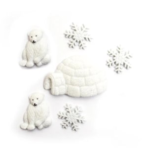 以下が含まれることがあります： 白いホッキョクグマの置物と雪の結晶の装飾。画像には、2つのホッキョクグマの置物、イグルー、3つの雪の結晶が写っています。置物と雪の結晶は白く、イグルーはテクスチャード加工された表面を持っています。アイテムは白い背景に配置されています。