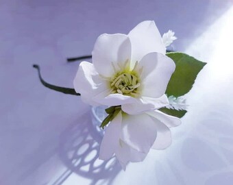 Bridesmaid hair crown, White anemone headpiece, Bride hair piece,  White flower hair pin, White flower, Wedding hair accessory, Anemone hair