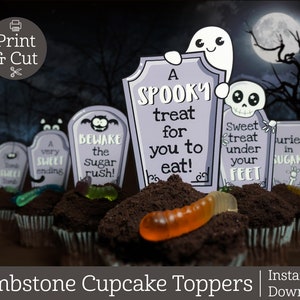 Może przedstawiać: Drukowane ozdoby na babeczki na Halloween z motywem nagrobków i straszną treścią, np. "Straszny smakołyk dla ciebie do zjedzenia!" i "Słodki smakołyk pod twoimi stopami!" Ozdoby są przeznaczone do wycięcia i umieszczenia na babeczkach.