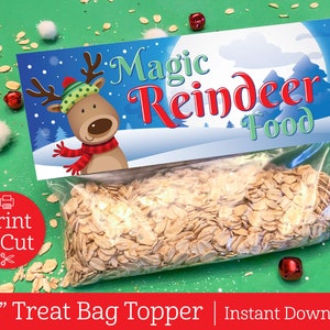 Op de afbeelding: Printbare 16,8 cm treat bag topper met een cartoon rendier met een rode sjaal en de tekst "Magic Reindeer Food".