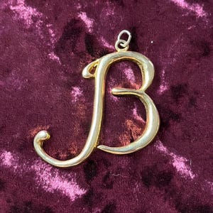 Pingente vintage grande com inicial B dourada