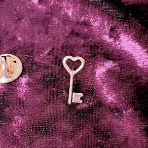 Pin de llave con forma de corazón con la palabra "llave a mi corazón"