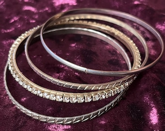 Conjunto de cuatro brazaletes vintage en tono plateado