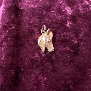 Colgante o dije de cabeza de caballo vintage en tono dorado