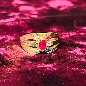 Anillo de oro con múltiples piedras grabadas y tallado a mano de estilo vintage