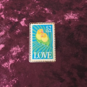 Vintage Stempel „Love“ Lovebirds Anstecknadel
