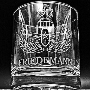 以下が含まれることがあります： 軍隊の徽章と「FRIEDEMANN」という名前がエッチングされた透明なガラスのタンブラーです。