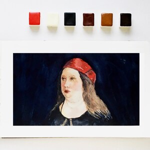 Op de afbeelding: Een aquarel schilderij van een vrouw die een rode hoed en een zwarte jurk draagt. De vrouw kijkt naar links van het beeld. De achtergrond is donkerblauw.
