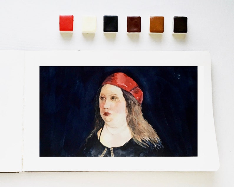 Op de afbeelding: Een aquarel schilderij van een vrouw die een rode hoed en een zwarte jurk draagt. De vrouw kijkt naar links van het beeld. De achtergrond is donkerblauw.