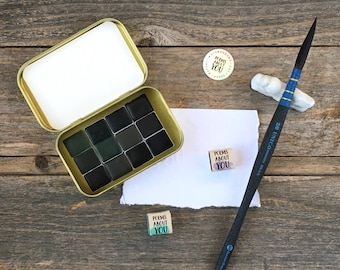 Ręcznie robione akwarele – zestaw monochromatyczny w kolorze niebieskim – zestaw 12 kolorów – magnetyt, szarość Payne’a, błękit wiwianitowy, indygo, błękit łupkowy, grafit, szungit