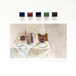 Op de afbeelding: Waterverf schilderij van een stilleven met een wit tafelkleed, een heldere glazen fles, een roze glazen fles, een paarse glazen fles, een witte keramische kan, een bruine houten doos en een wit keramisch bord.