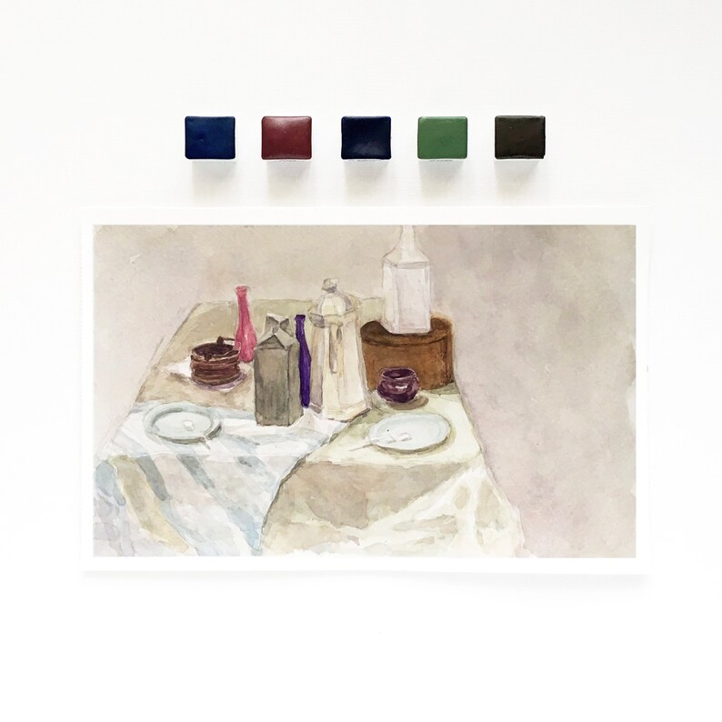 Op de afbeelding: Waterverf schilderij van een stilleven met een wit tafelkleed, een heldere glazen fles, een roze glazen fles, een paarse glazen fles, een witte keramische kan, een bruine houten doos en een wit keramisch bord.