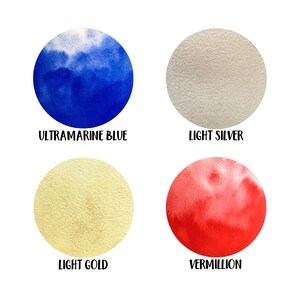 Puede incluir: Cuatro muestras circulares con texturas de acuarela en azul ultramar, plata claro, oro claro y bermell&oacute;n. Cada c&iacute;rculo est&aacute; etiquetado con su nombre de color correspondiente en texto negro debajo: Ultramarine Blue, Light Silver, Light Gold, Vermillion.