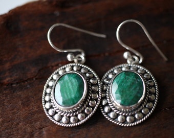 Green dangle//Emerald drop earrings//Sterling silver earrings//Gemstone //Bridal gift//May birthstone//Gift for her