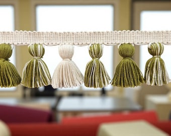 Peut inclure: Garniture crème avec une rangée de pompons décoratifs. Les pompons alternent entre le vert olive et la crème, ajoutant une touche de couleur. Idéal pour la décoration intérieure ou les projets d'artisanat.