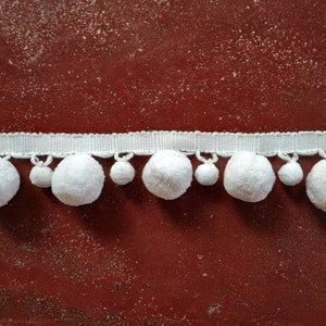 pom pom trim white