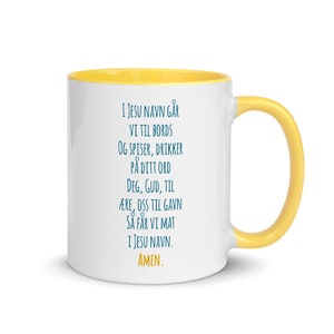 K&ouml;nnte beinhalten: Eine wei&szlig;e Keramiktasse mit gelbem Rand. Die Tasse zeigt ein blaues Textdesign mit der Aufschrift "I JESU NAVN G&Aring;R VI TIL BORDS OG SPISER, DRIKKER P&Aring; DITT ORD DEG, GUD, TIL &AElig;RE, OSS TIL GAVN S&Aring; F&Aring;R VI MAT I JESU NAVN. AMEN."