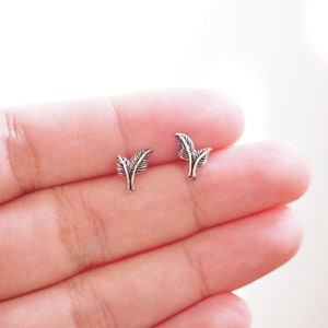 Sprout Leaf stud Earrings, Tiny Leaf earrings, Nature earrings, Minimalist Jewelry, seedlings studs / TK164P
