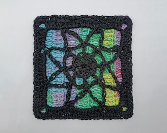 Die einfachste Stained Glass Grandma Square Häkelanleitung mit detaillierten Fotoanweisungen