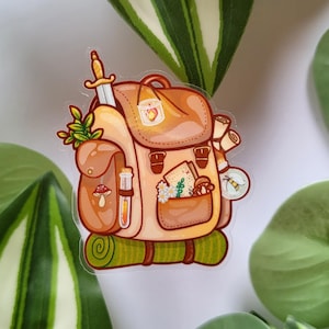 Może przedstawiać: Brązowy skórzany plecak z zwiniętym śpiworem, mieczem, fiolką, grzybem, książką i pszczołą. Plecak jest ozdobiony kwiatowym wzorem i małą latarnią.