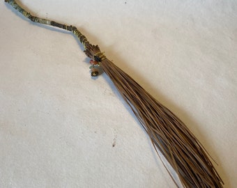 Besom de pino con decoración de piedra