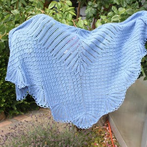 Triangular wool scarf.